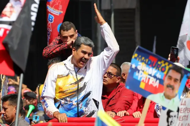 Maduro gesticula en un mitin en Caracas.