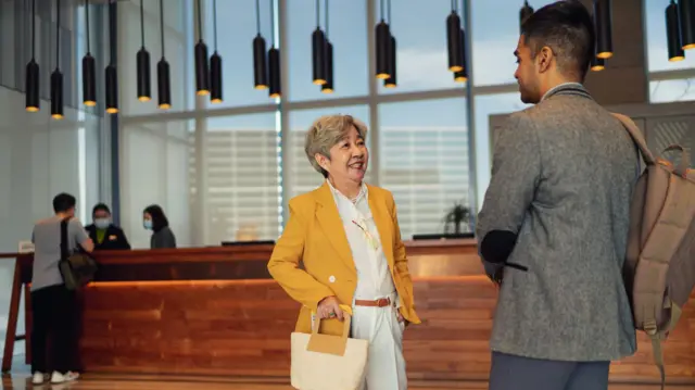 Dubartiifi dhiira haasa'aa jiran