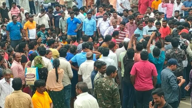 భద్రాచలంలో ఆందోళన చేస్తున్న బాధితులు