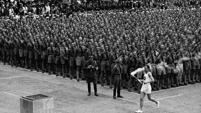 Olimpiyat ateşi 1936 Berlin'de Nazi bayrakları arasında yakıldı