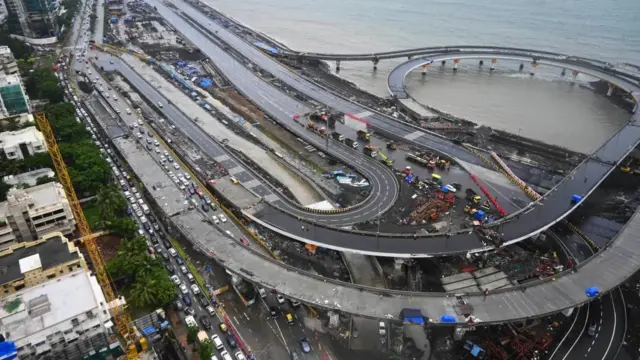 भारतको मुम्बईमा आकाशबाट देखिएको फ्लाइओभर भएको सडकको दृश्य