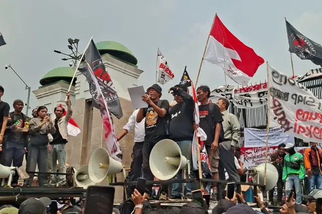 Koordinator Aliansi Masyarakat Pati Bersatu (AMPB) Supriyono alias Botok membacakan hasil audiensi dengan anggota DPR RI terkait RUU Perampasan Aset dalam demonstrasi di depan Gedung DPR RI, Kamis (27/08)