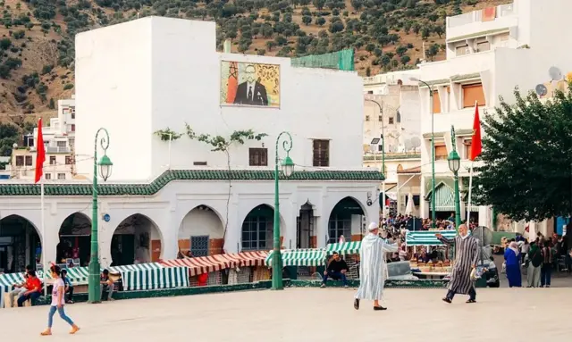 شام کو لوگ چوک پر اتر آتے ہیں