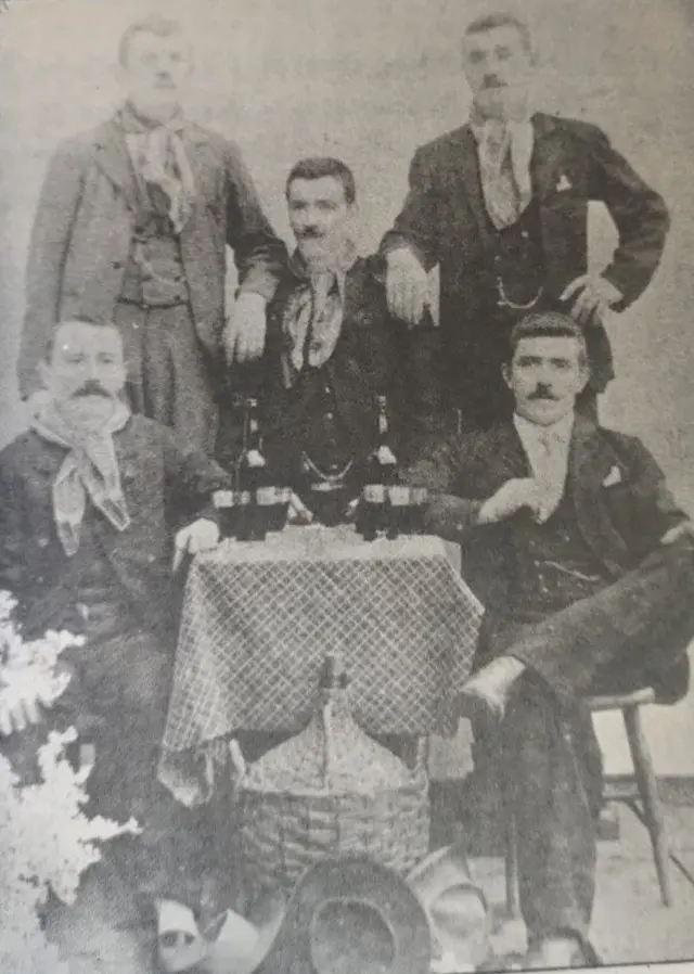 Integrantes da patrulha atacado pelos monges; entre eles os feridos João Ferri, primeiro à esquerda, sentado, à frente de Pedro Mottim, em pé