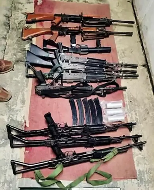 मणिपुर में बरामद बड़ी मात्रा में हथियार 