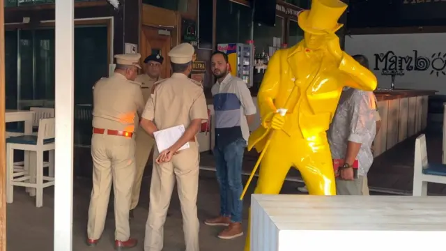 कलंगुटच्या नाईटक्लब्जमध्ये तपासणी करतांना पोलीस आणि स्थानिक प्रशासनाची टीम.