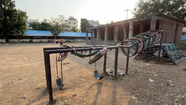 सरकारी शाळेचा फोटो