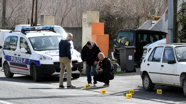 Policiais colhendo evidências