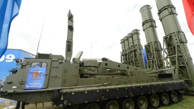 俄羅斯在千島群島部署的S-300V4導彈是S-300 ADS導彈的最新型,用來攔截巡航導彈和彈道導彈,打擊遠程轟炸機,偵察機等固定翼飛機和空中的電子作戰系統