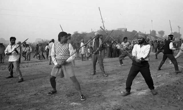 લાઠી ચલાવવાની તાલીમ લઈ રહેલા લોકો