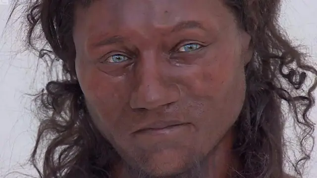 10 हजार वर्षांपूर्वीच्या ब्रिटनमधल्या नागरिकांची त्वचा काळ्या रंगाची आणि डोळे निळ्या रंगांचे असल्याचे एका वैज्ञानिक संशोधनातून सिद्ध झाले आहे.