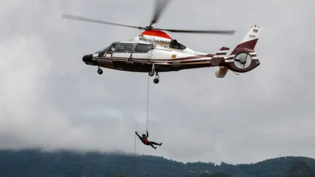 เฮลิคอปเตอร์ถูกเตรียมไว้เพื่อใช้ขนย้ายผู้ป่วยหนัก ระหว่างซ้อมใหญ่แผนกู้ชีพ 30 มิ.ย.