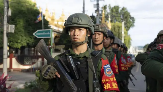 ရှမ်းပြည်နယ်မြောက်ပိုင်း လားရှိုးမြို့ထဲမှာ လုံခြုံရေးယူနေတဲ့ MNDAA တပ်ဖွဲ့ဝင်များ (ပုံဟောင်း)