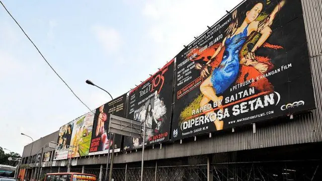 Poster film "Hantu Puncak Datang Bulan" di Jakarta pada tahun 2010.