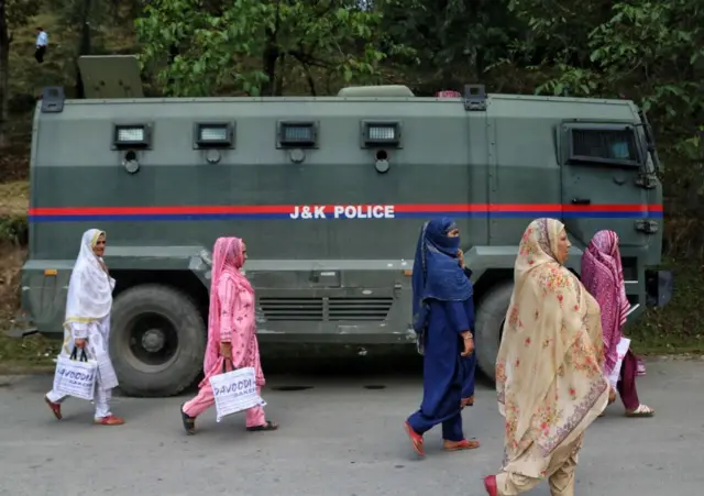 जम्मू कश्मीर पुलिस का वाहन