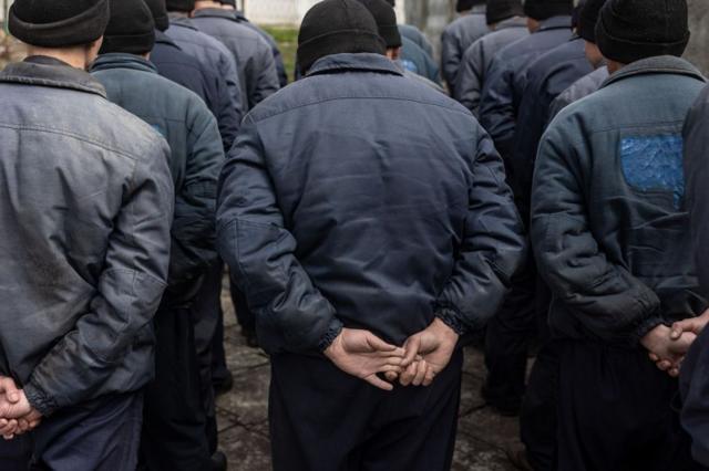 Prisioneros rusos en una cárcel ucraniana