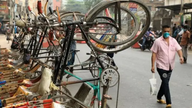 গত কয়েকদিন ঢাকার বিভিন্ন স্থানে রিকশা উল্টো করে রাখতে দেখা গেছে।