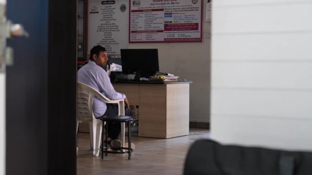 पंकज मारू की संस्था स्नेह के ऑफ़िस में बैठा एक व्यक्ति