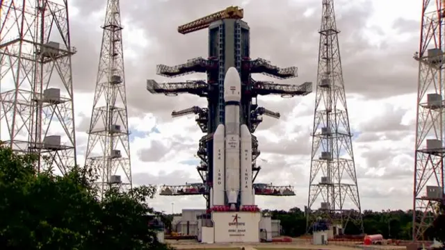 चंद्रयान-1 मध्ये ऑर्बिटर आणि मून इम्पॅक्ट प्रोब लाँच केलं गेलं. त्यानंतर चंद्रयान 2मध्ये ऑर्बिटरबरोबर लँडर आणि रोव्हर पाठवले गेले आणि चंद्रयान 3मधून फक्त लँडर आणि रोव्हर पाठवले आहेत या प्रयोगात चंद्रयान 2द्वारे पाठवलेल्या ऑर्बिटरचा वापर केला जात आहे. चंद्रयान 3 चे श आणि त्याने गोळा केलेल्या माहितीवर चंद्रयान 4नंतरचे प्रयोग सुरू राहातील. जर ते सुद्धा यशस्वी झाले तर पुढच्या मोहिमांत मनुष्यासह यान पाठवण्याचे प्रयत्न केले जातील. या दिशेने काही दुसरेही प्रयोगही सुरू आहेत. इस्रोचं पुढचं गगनयान याच प्रयत्नांपैकी एक आहे. भारताचे पहिले अंतराळवीर राकेश शर्मा रशिय़ाच्या सोयूझ टी-11 अंतराळ यानातून 1984 साली अंतराळात गेले आणि जवळपास 8 दिवस ते अंतराळात राहिले. आता भारत इतर देशांच्या मदतीविना स्वदेशी तंत्राद्वारे मनुष्याला अंतराळात पाठवण्यासाठी गगनयान प्रयोग करण्याच्या तयारीत आहे. गगनयान प्रयोगात अंतराळवीरांना पृथ्वीपासून 400 किमी उंचावर नेऊन तिथं 3 दिवस राहून पुन्हा आणण्याची संकल्पना आहे.