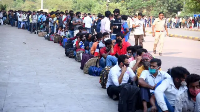 লকডাউনের ভয়ে মুম্বাইয়ের একটি স্টেশনের বাইরে গ্রামে ফেরার জন্য অভিবাসী শ্রমিকদের ভিড়