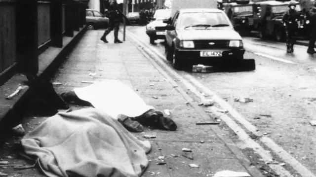 IRA membunuh 11 orang dalam pengeboman di Enniskillen, Irlandia Utara, pada 1987.