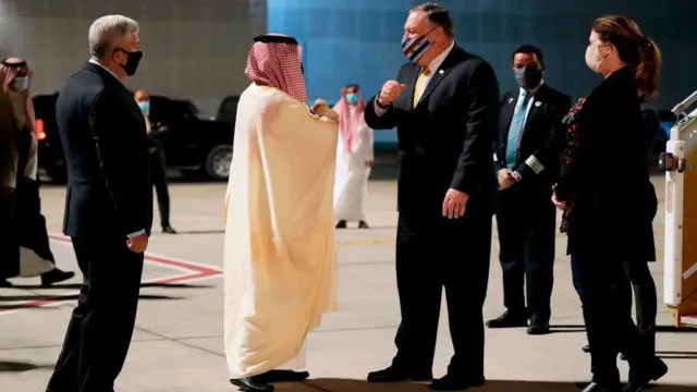 নেওমে মাইক পম্পেওকে স্বাগত জানাচ্ছেন সৌদি পররাষ্ট্রমন্ত্রী