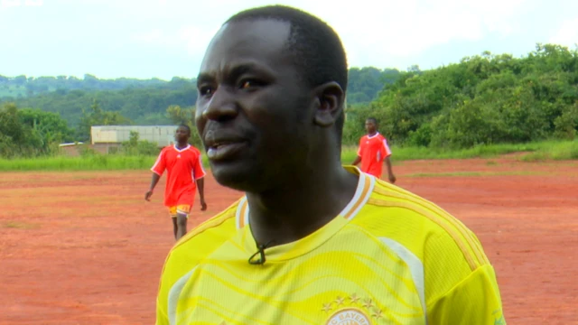 Priver Ngonyani, umumenyereza wo muri Tanzania wa football yavukanye ubumuga bwo kutabona.