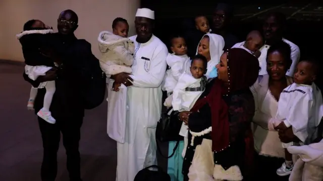 Les neufs bébés et leur parent à l'aéroport.
