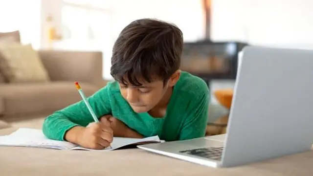 पढ़ाई करता एक बच्चा