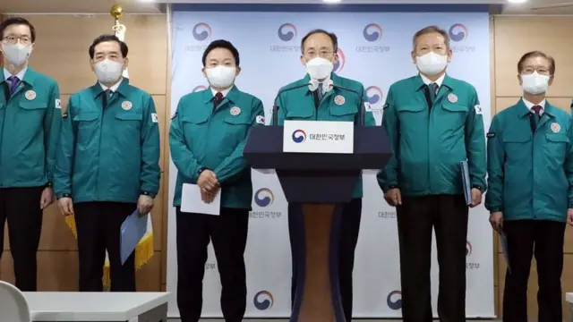 추경호 부총리 겸 기획재정부 장관(왼쪽 네번째)과 유관기관 장관 등이 29일 오전 서울 종로구 세종대로 정부서울청사에서 열린 화물연대 운송거부 관련 관계부처 합동브리핑을 하고 있다