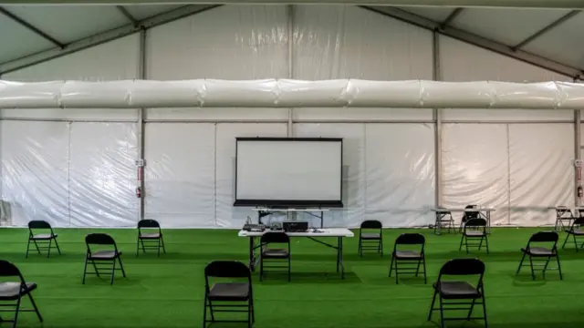Una habitación del centro de procesamiento de migrantes adolescentes en Carrizo Springs.