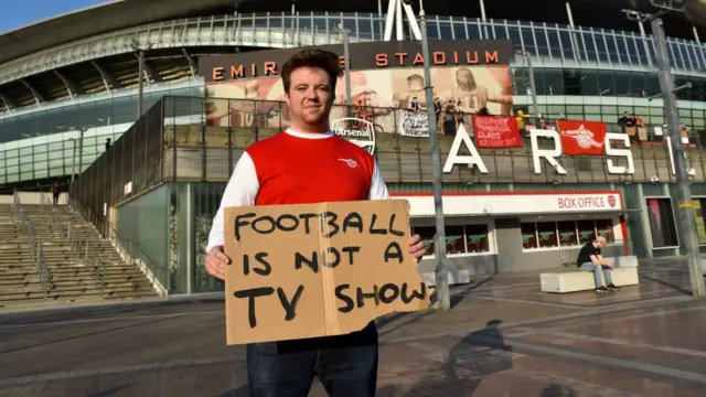 Aficionado del Arsenal protestando contra la Superliga europea.