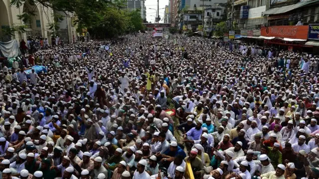 গ্রীক দেবীর ভাস্কর্য অপসারণের দাবীতে ব্যাপক বিক্ষোভে নেমেছিল হেফাজতে ইসলাম