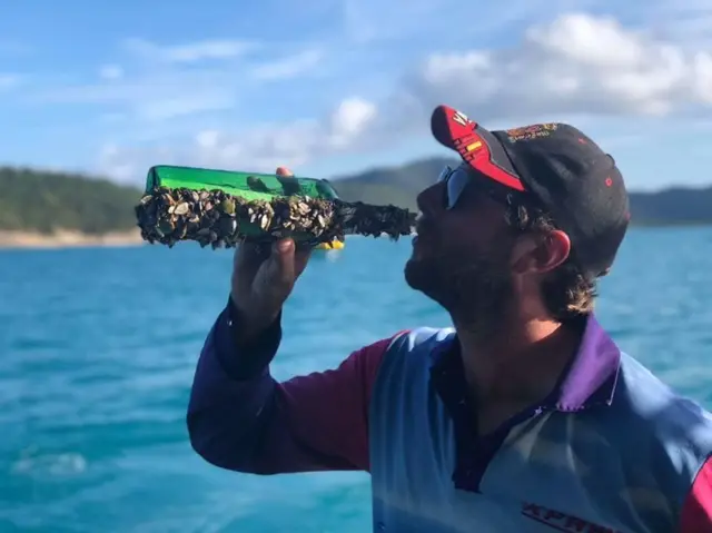 প্রায় দুই সপ্তাহ আগে বোতলের ছবিটি প্রকাশ করে কুইন্সল্যান্ডের স্থানীয় একজন ট্যুর অপারেটর