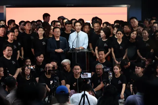 พรรคก้าวไกล แถลง หลังโดนยุบพรรค นำโดยพิธา ลิ้มเจริญรัตน์