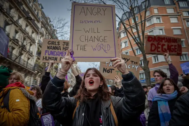 Paris'te Dünya Kadınlar Gününü kutlayan kadınlar. 