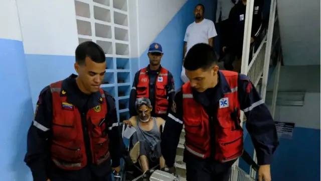 Paramédicos trasladan a un paciente.