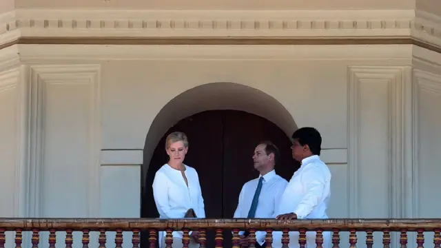 මහනුවර ශ්රී දළදා මාලිගය වෙත ගිය රාජකීය යුවල