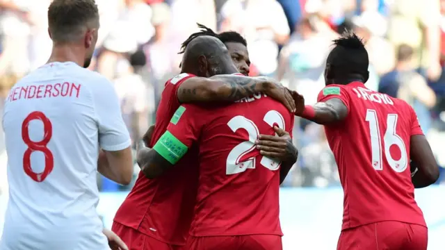 Baloy no pudo contener las lágrimas, siendo consolado por sus compañeros.