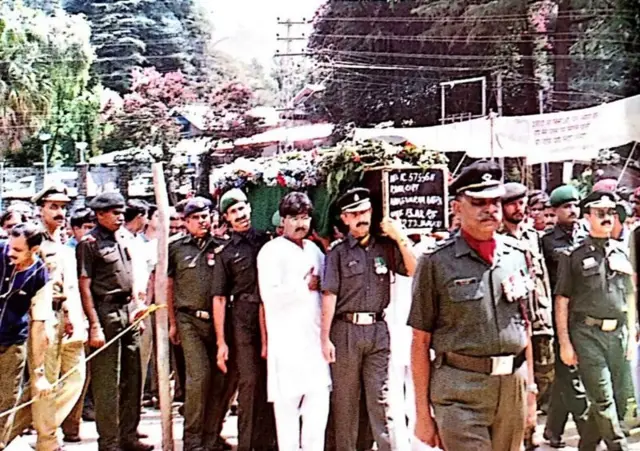 विक्रम बत्रा यांचं पार्थिव पालमपूरमध्ये आणलं तेव्हाचं दृश्य