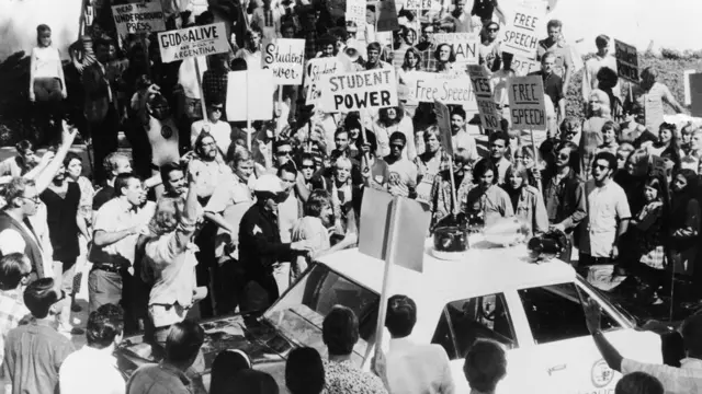 Manifestantes protestan en las afueras del lugar donde se realiza Convención del Partido Demócrata en Chicago en 1968.