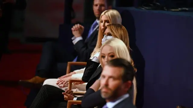 Eric Trump, Ivanka Trump, Melania Trump, Tiffany Trump e Donald Trump Jr no primeiro debate presidencial