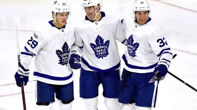 "Кленовые листья" - это имя собственное, практически семейное