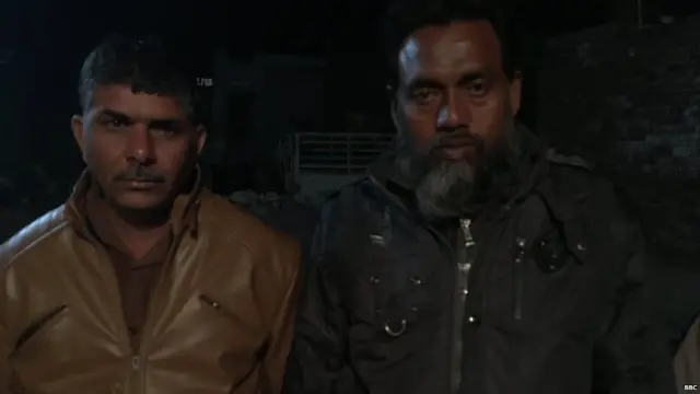 अफ़राजुल के मकानमालिक पंडित खेमराज(बाएं) और उनके साथी (दाएं)