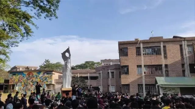 ক্যাম্পাসে শিক্ষার্থীদের বিক্ষোভ।