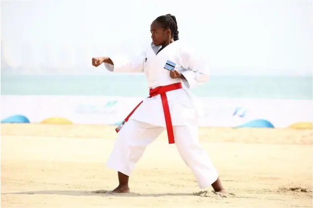 Kuwa gatandatu, Entle Maungwa wo muri Botswana aha yari mu irushanwa rya kata muri Karate mu mikino ya ANOC World Beach Games muri Qatar