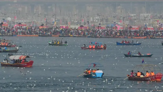 प्रयागराज मं कुंभ के दौरान गंगा