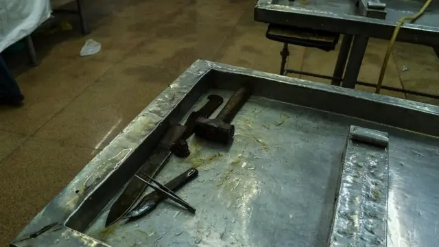 У Индији, алатке за аутопсије варирају од високотехнолошких до најосновнијих