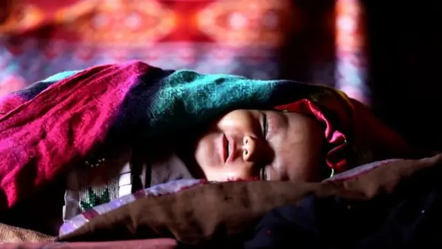 ఉయ్యాల్లో పడుకున్న ఆరు నెలల ఈ పసిపాప కూడా అమ్ముడైపోయింది. పాపకు నడిచే వయసు వచ్చాక కొనుగోలుదారు వచ్చి తీసుకెళతారు.