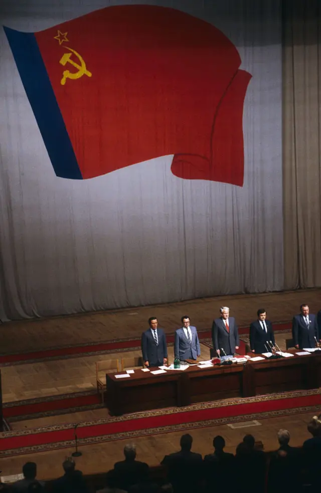 25 ડિસેમ્બરે ક્રેમલિન પરથી રેડ ફ્લૅગ ઉતારી લેવાયો હતો